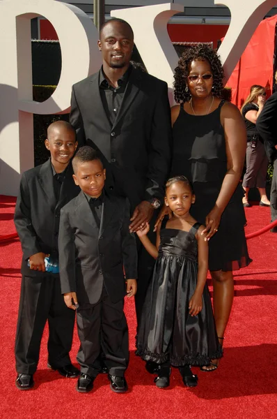 Santonio holmes och familj — Stockfoto