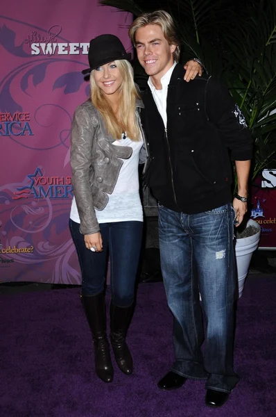 Julianne Hough and Derek Hough — Stock Photo, Image