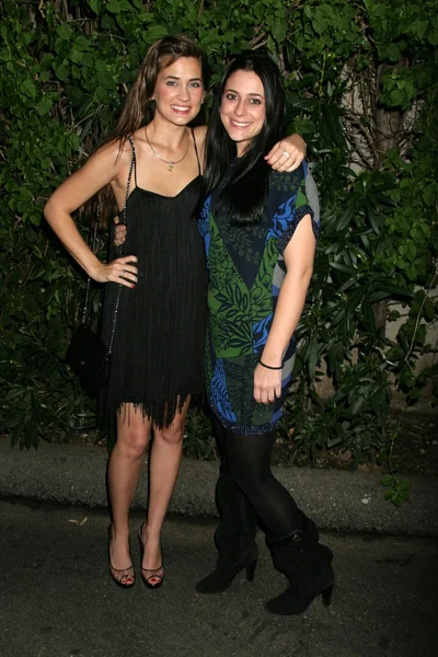 Katie Chonacas és Anna Chonacas, Katie Chonacas videoklip debütáló Party. Les Deux, Hollywood, Ca. 02-21-09 — Stock Fotó