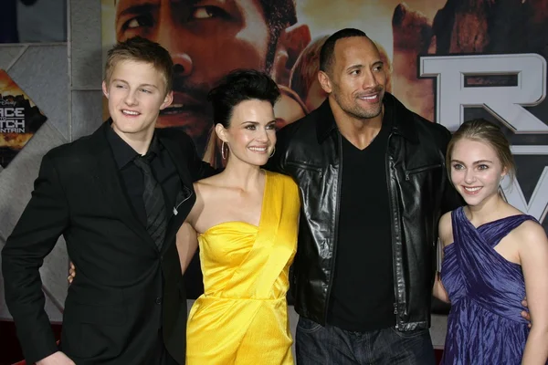 Alexander ludwig und carla gugino mit dwayne johnson und annasophia robb bei der los angeles premiere von race to hexe mountain. el capitan theater, hollywood, ca. 03.11.09 — Stockfoto