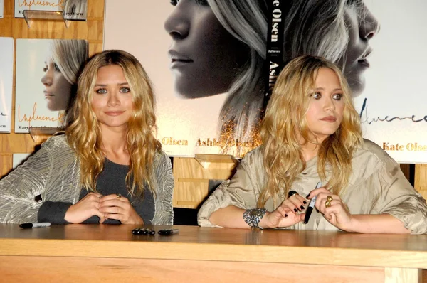 Mary-Kate Olsen y Ashley Olsen —  Fotos de Stock