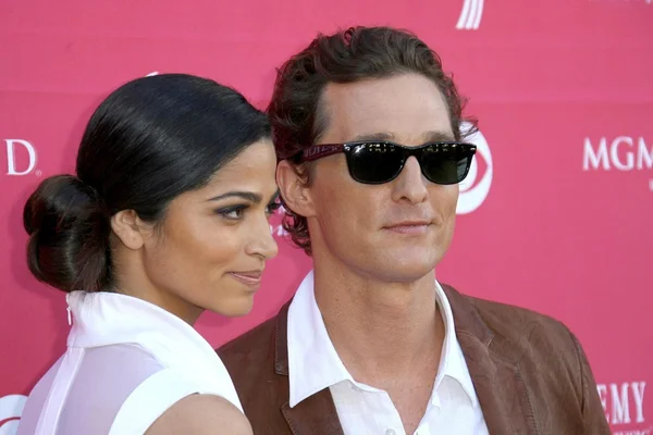 Camilla alves och matthew mcconaughey vid 44: e årliga academy of country music awards. mgm grand garden arena, las vegas, nv. 04-05-09 — Stockfoto