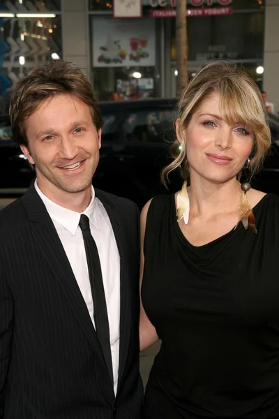 Breckin Meyer and Deborah Kaplan at the World Premiere of 'Ghosts of Girlfriends Past'. Grauman's Chinese Theatre, Hollywood, CA. 04-27-09 — Stock Photo, Image