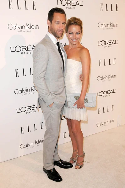 Chris Diamantopoulos and Becki Newton at the 16th Annual Elle Women in Hollywood Tribute Gala. Four Seasons Hotel, Beverly Hills, CA. 10-19-09 — Stock Photo, Image