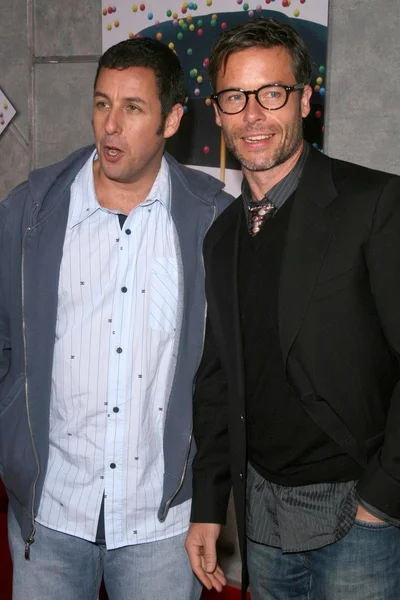 Adam Sandler és Guy Pearce, a Los Angeles-i premierje a Bedtime Stories. El Capitan Színház, Hollywood, Ca. 12-18-08 — Stock Fotó