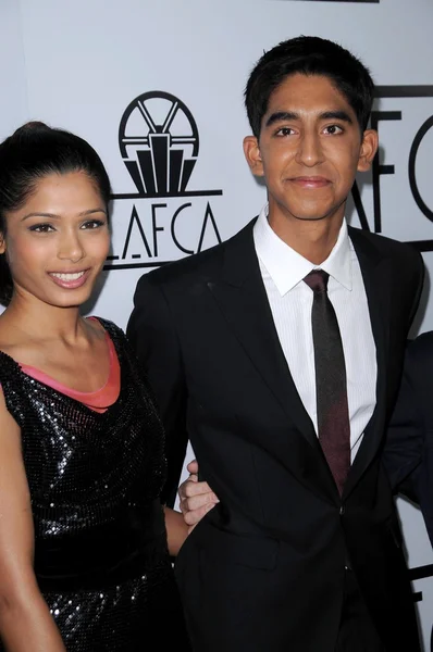 Freida pinto och dev patel — Stockfoto