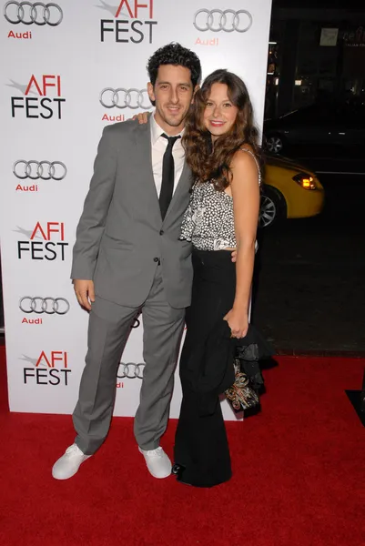 Adam shapiro a katie lowes na afi fest 2009 zavírání večer slavnostní promítání jediného muže, čínské divadlo, hollywood, ca. 11-05-09 — Stock fotografie