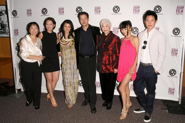 Darsteller und Crew von "Dim Sum Beerdigung" auf dem asiatischen Pazifikfilmfestival Los Angeles, wo "Dim Sum Beerdigung" gezeigt wird. dga, Biberhügel, ca. 05-02-09 — Stockfoto
