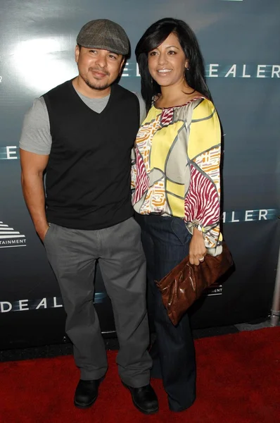 Jacob Vargas e la moglie Sylvia alla premiere di Los Angeles di 'The Sleep Dealer'. Montalban, Los Angeles, CA. 04-15-09 — Foto Stock