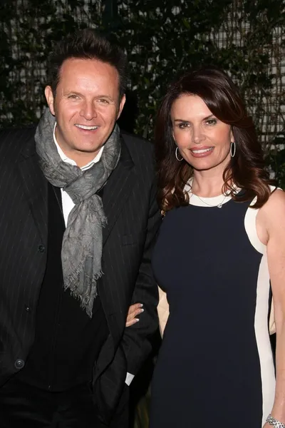 Mark burnett und roma downey beim alljährlichen backstage bei der geffen gala. geffen playhouse, los angeles, ca. 09-03-09 — Stockfoto