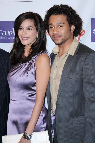 Teri Hatcher and Corbin Bleu — Stock Photo, Image