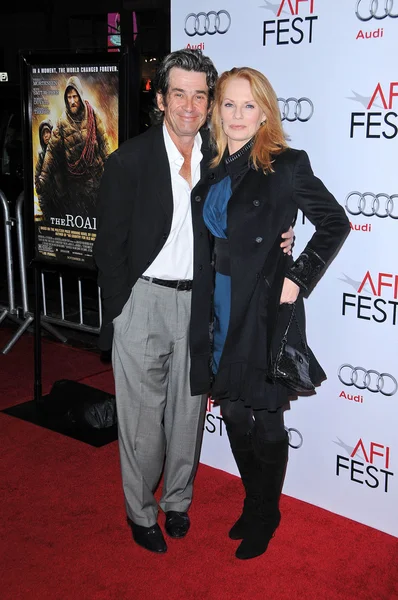 Alan Rosenberg y Marg Helgenberger en el AFI Fest Proyección de The Road, Chinese Theater, Hollywood, CA. 11-04-09 — Foto de Stock