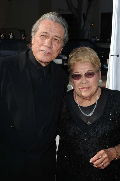 Edward James Olmos e sua mãe Eleanor — Fotografia de Stock