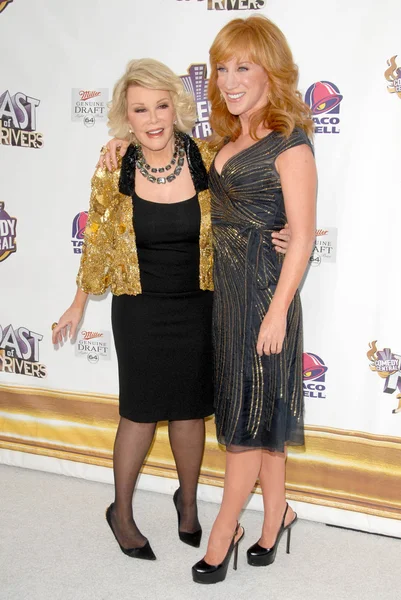 Joan rivers och kathy griffin på comedy Centrals roast av joan floder. CBS studios, los angeles, ca. 07-26-09 — Stockfoto