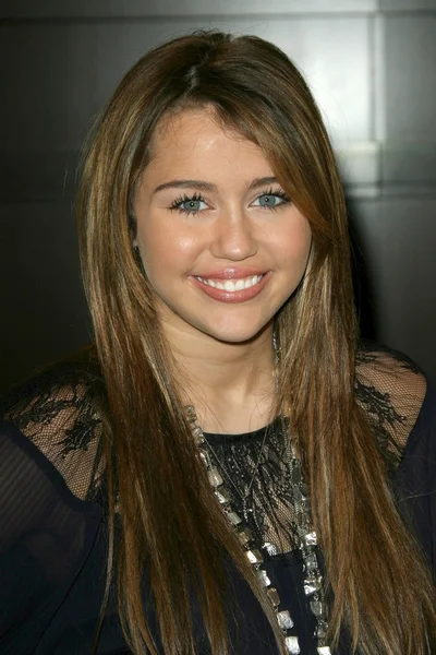 Miley Cyrus at an in store appearance signing copies of her new book 'Miles to Go'. Barnes and Noble, Los Angeles, CA. 03-07-09 — Stock Photo, Image