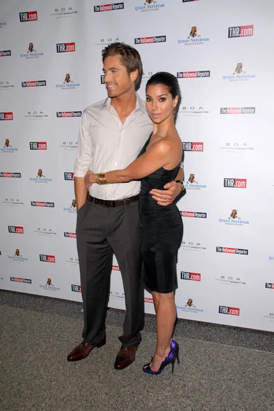 Eric Winter and Roselyn Sanchez — Stock Photo, Image
