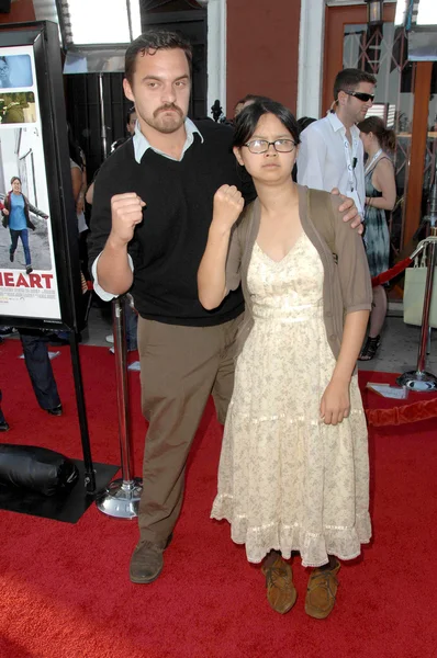 Jake Johnson a Charlyne Yi v Los Angeles promítání "Papírové srdce". Vista Theatre, Los Angeles, Ca. 07-28-09 — Stock fotografie