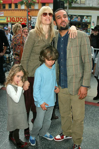 Laura Dern avec Ben Harper et les enfants — Photo