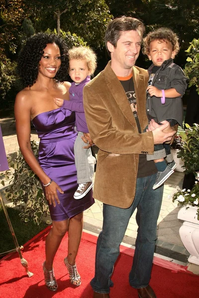 Garcelle Beauvais-Nilon, husband Mike Nilon and sons Jax and Jaid — Stock Photo, Image