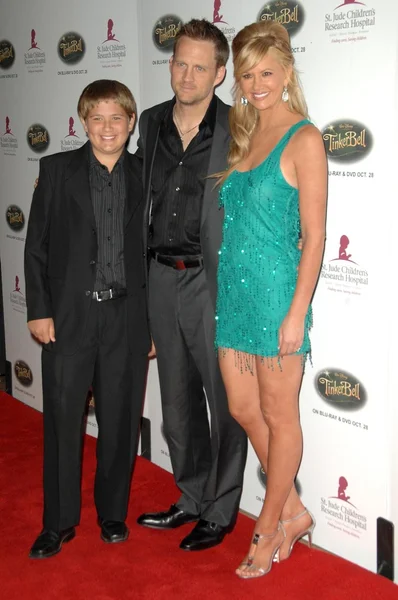 Keith Zubulevich with Nancy O'Dell and son — Stock Photo, Image