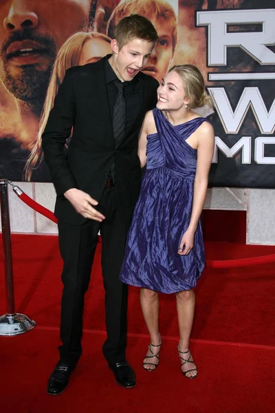 Alexander Ludwig and AnnaSophia Robb at the Los Angeles Premiere of Race To Witch Mountain. El Capitan Theatre, Hollywood, CA. 03-11-09 — Stock Photo, Image