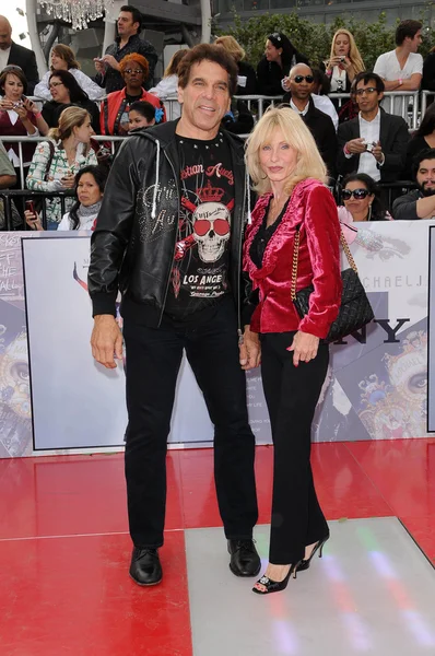 Lou Ferrigno y Carla Ferrigno en el estreno de 'This Is It' en Los Ángeles. Nokia Theatre, Los Ángeles, CA. 10-27-09 — Foto de Stock