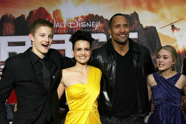 Alexander ludwig und carla gugino mit dwayne johnson und annasophia robb bei der los angeles premiere von race to hexe mountain. el capitan theater, hollywood, ca. 03.11.09 — Stockfoto