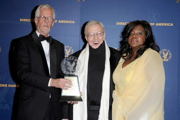 Michael Apted with Roger Ebert and wife Chaz in the press room at the 61st Annual DGA Awards. Hyatt Regency Century Plaza, Los Angeles, CA. 01-31-09 — Stock fotografie