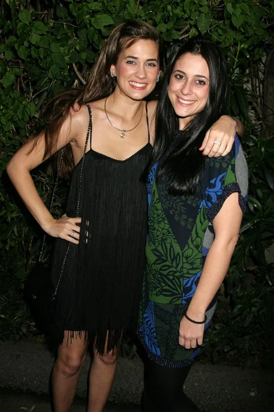 Katie Chonacas e Anna Chonacas alla festa di debutto del video musicale Katie Chonacas. Les Deux, Hollywood, CA. 02-21-09 — Foto Stock