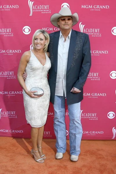 Alan jackson ve karısı denise 44 yıllık Akademi country müzik ödülleri. MGM grand Bahçe arena, las vegas, nv. 04-05-09 — Stok fotoğraf