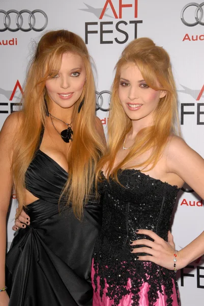 Kristy Landers och Lindsey Landers på den Los Angeles Screening av 'Fantastic Mr Fox' för premiärkvällen av Afi Fest 2009. Graumans Kinesiska Teater, Hollywood, Ca. 10-30-09 — Stockfoto