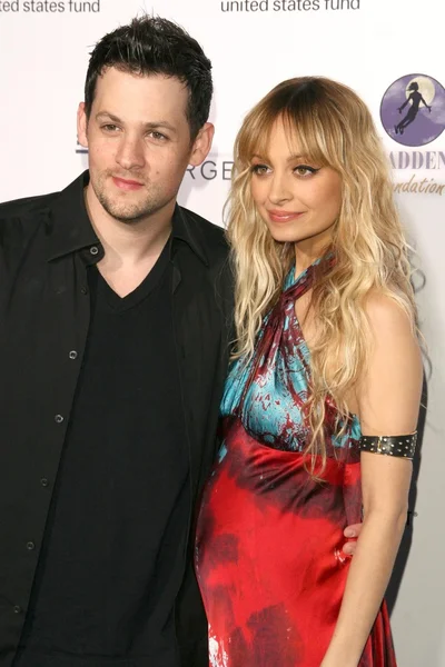 Joel madden und nicole richie vom sony cierge und der richie-madden kinderstiftung unicef profitieren. myhouse, los angeles, ca. 23.03.09 — Stockfoto