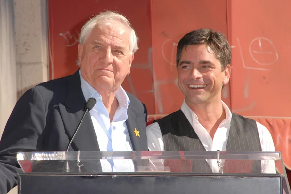 Garry marshall och john stamos vid induktion ceremonin av john stamos in hollywood walk berömmelse, hollywood blvd., hollywood, ca. 11-16-09 — Stockfoto