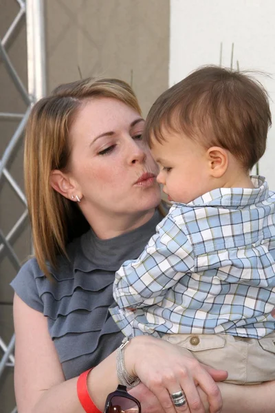 Melissa joan hart en haar zoon op de 7de jaarlijkse stuart huis voordeel. John varvatos boutique, beverly hills, ca. 03-08-09 — Stockfoto