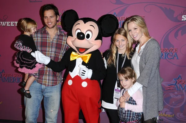 Peter Facinelli with Jennie Garth and family — Stock Photo, Image