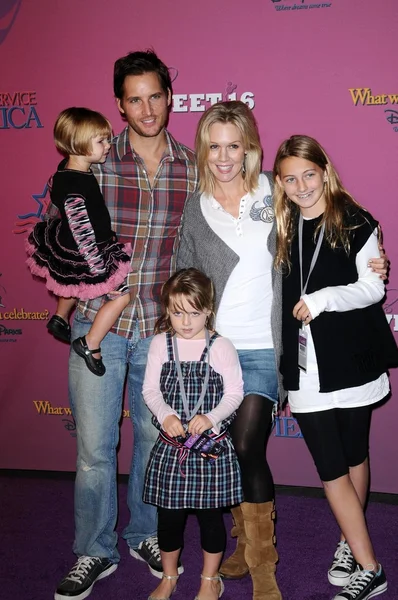 Peter Facinelli Med Jennie Garth Och Familj Sweet Firandet För — Stockfoto