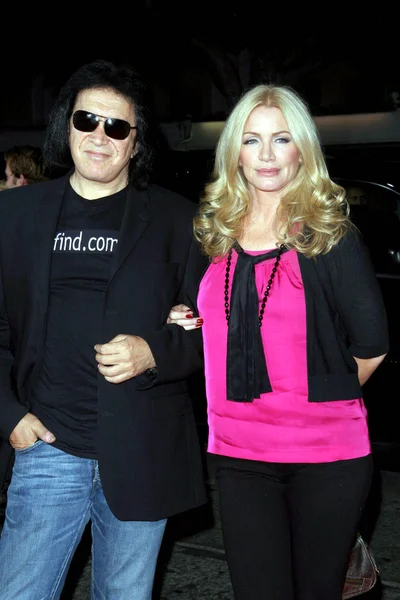 Gene Simmons and Shannon Tweed at the World Premiere of 'Role Models'. Mann's Village Theatre, Westwood, CA. 10-22-08 — Stock Photo, Image