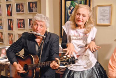 julie newmar ve Smokey km