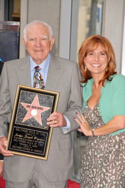 Yargıç Joseph A. Wapner ve yargıç Marilyn Milian Yargıç Joseph A.Wapner içine Hollywood Walk of Fame, indüksiyon törenle Hollywood, Ca. 11-12-09