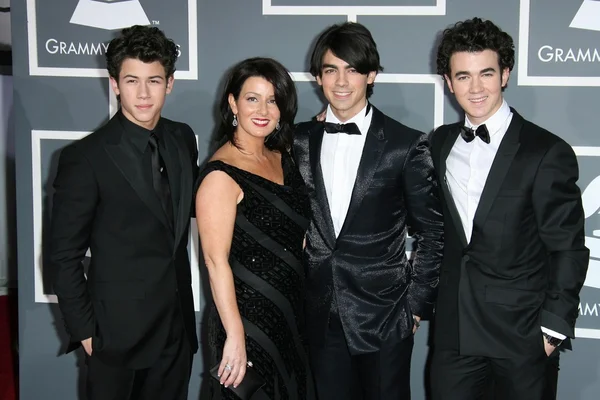 Denise Jonas e seus filhos os Jonas Brothers no 51st Annual GRAMMY Awards. Staples Center, Los Angeles, CA. 02-08-09 — Fotografia de Stock