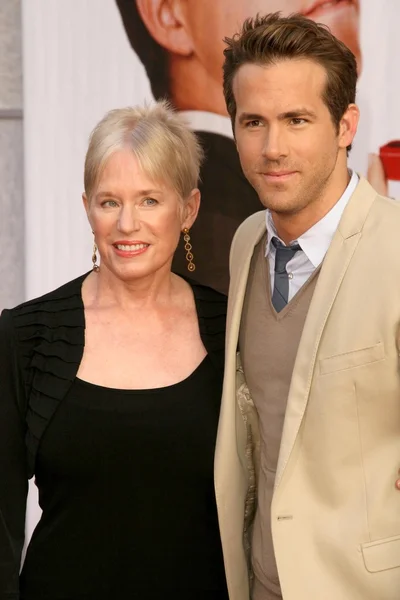 Ryan Reynolds and his mother — Stock Photo, Image