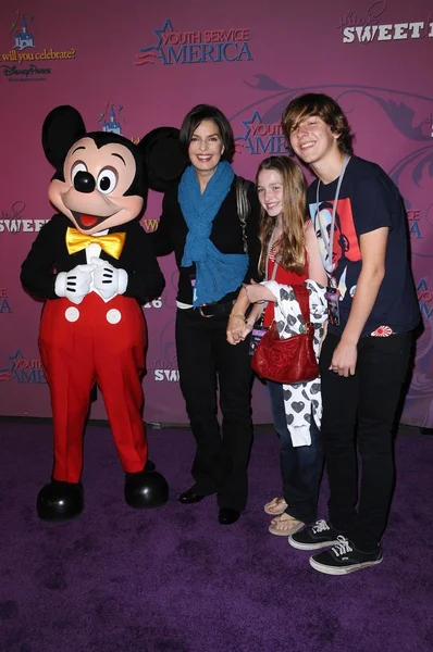 Sela Ward et sa famille — Photo