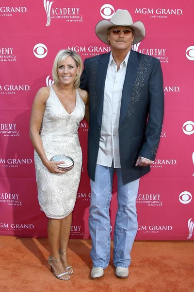 Alan Jackson and wife Denise at the 44th Annual Academy of Country Music Awards. MGM Grand Garden Arena, Las Vegas, NV. 04-05-09 — Stock Photo, Image