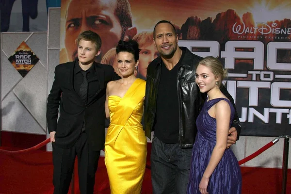 Alexander ludwig und carla gugino mit dwayne johnson und annasophia robb bei der los angeles premiere von race to hexe mountain. el capitan theater, hollywood, ca. 03.11.09 — Stockfoto