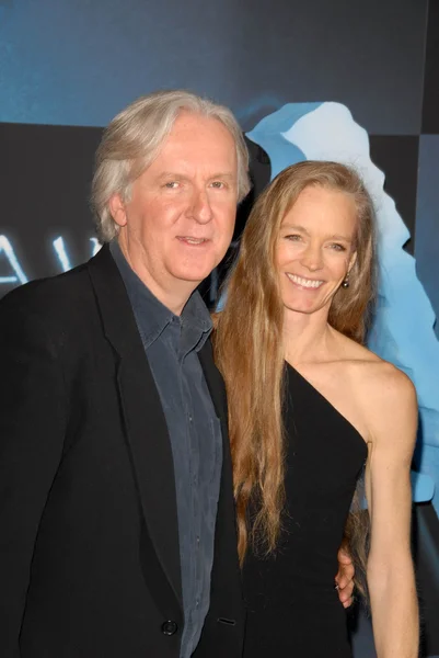 James Cameron y Suzy Amis en el estreno en Los Ángeles de 'Avatar', Chinese Theater, Hollywood, CA. 12-16-09 — Foto de Stock