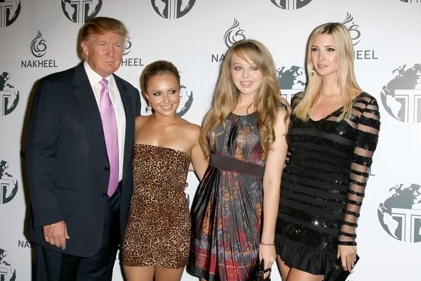 Donald Trump y Hayden Panettiere con Tiffany Trump e Ivanka Trump — Foto de Stock