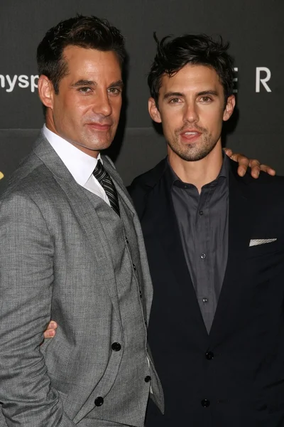 Adrian pasdar en milo ventimiglia op helden aftellen naar de première partij. Edison lounge centrum, los angeles, ca. 09-07-08 — Stockfoto