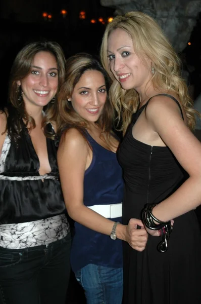 Sharlene Nattan con Laura Killian y Jennifer Leeser — Foto de Stock