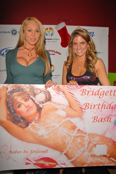 Mary Carey and Bridgetta Tomarchio at Bridgetta Tomarchio B-Day Bash and Babes in Toyland Toy Drive, Lucky Strike, Hollywood, CA. 12-04-09 — Stock Photo, Image