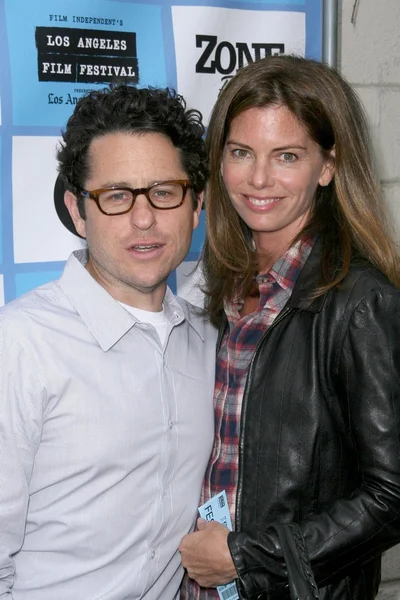 J.j. abrams und wife katie bei der los angeles premiere von "it might get loud". manns festival theater, westwood, ca. 19.06.09 — Stockfoto